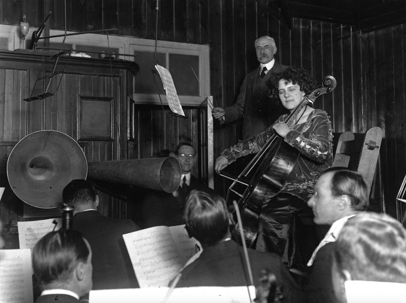 Elgar conducting his cello concerto