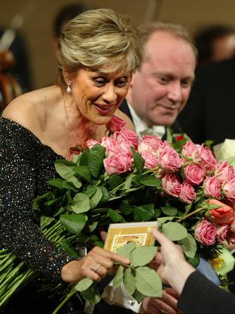 Kiri te Kanawa receives flowers