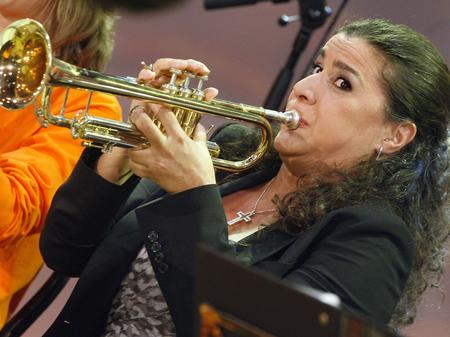 Cecilia Bartoli plays the trumpet