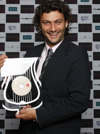 Jonas Kaufman with his award