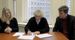 Simon Rattle signs contract