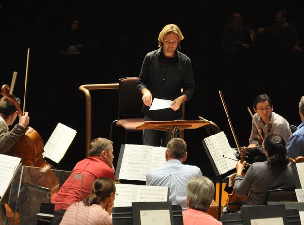 eric whitacre conducts