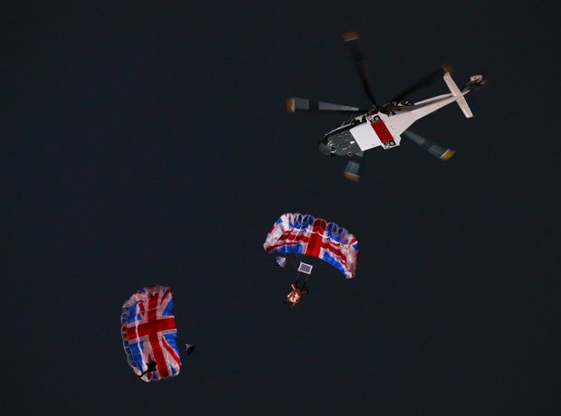 Queen Daniel Craig James Bond Parachute Jump