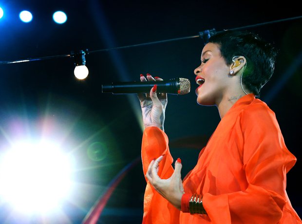 Rihanna live at the paralympics closing ceremony