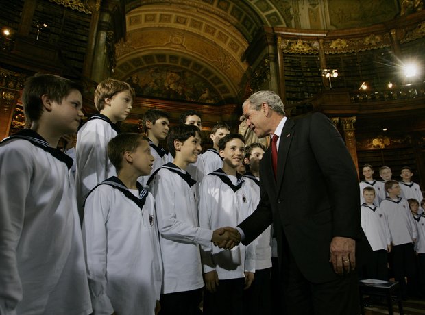 Vienna Boys Choir meet George Bush