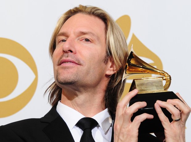 Eric Whitacre holding his grammy award