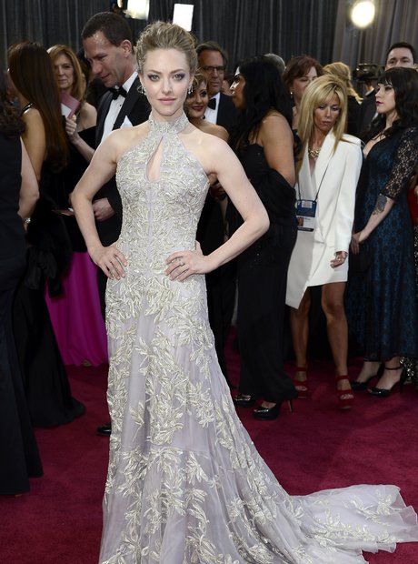 Amanda Seyfried attends the Oscars 2013 red carpet