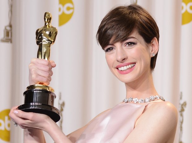 Anne Hathaway with her award at the Oscars 2013