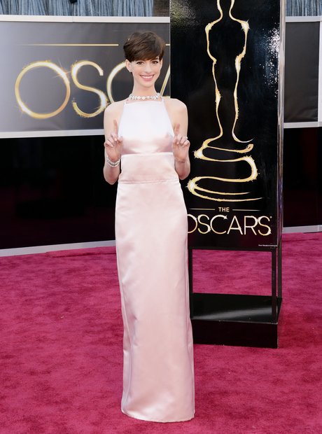 Anne Hathaway attends the Oscars 2013 red carpet