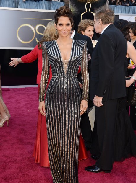 Halle Berry attends the Oscars 2013 red carpet