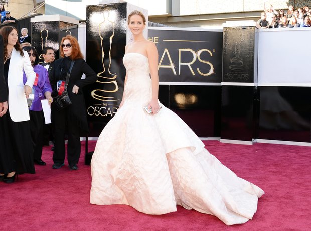 Jennifer Lawrence attends the Oscars 2013 red carp