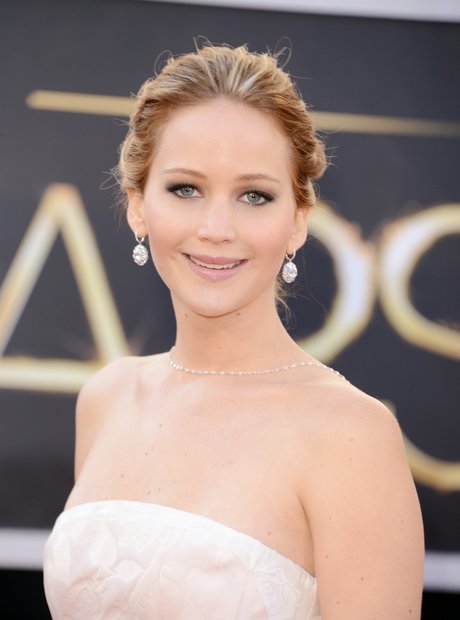 Jennifer Lawrence attends the Oscars 2013 red carp