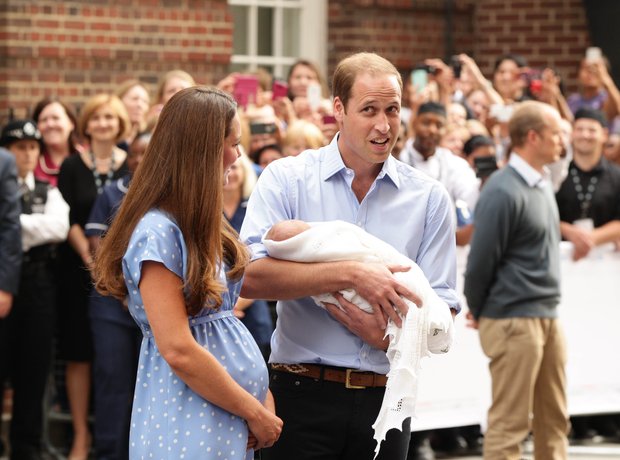 Royal baby leaves hospital with Prince William 