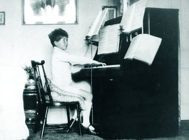 Benjamin Britten boy piano composer