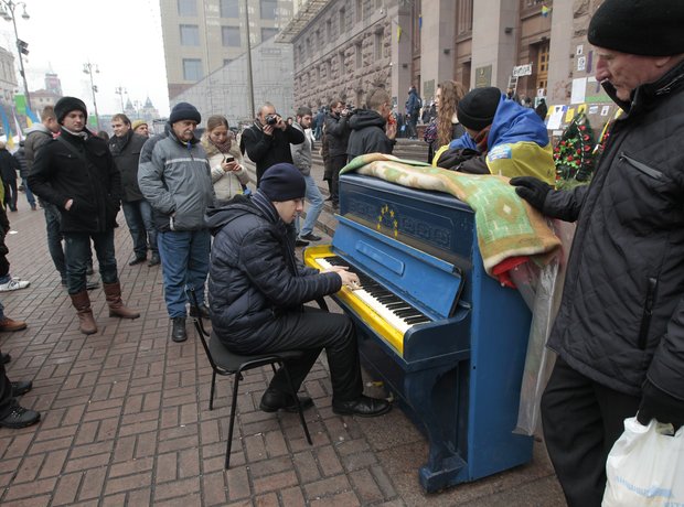 Ukraine Pianist-Extremist