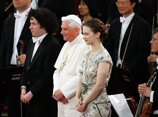 The Venezuelan conductor Gustavo Dudamel (C), his wife, the