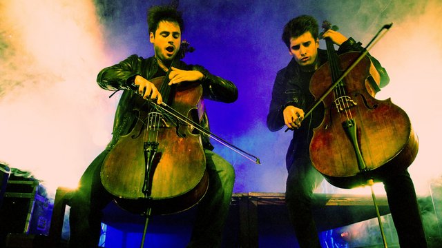 Hylde italiensk fordøje AC/DC's Thunderstruck cello duet by 2Cellos goes viral - Classic FM