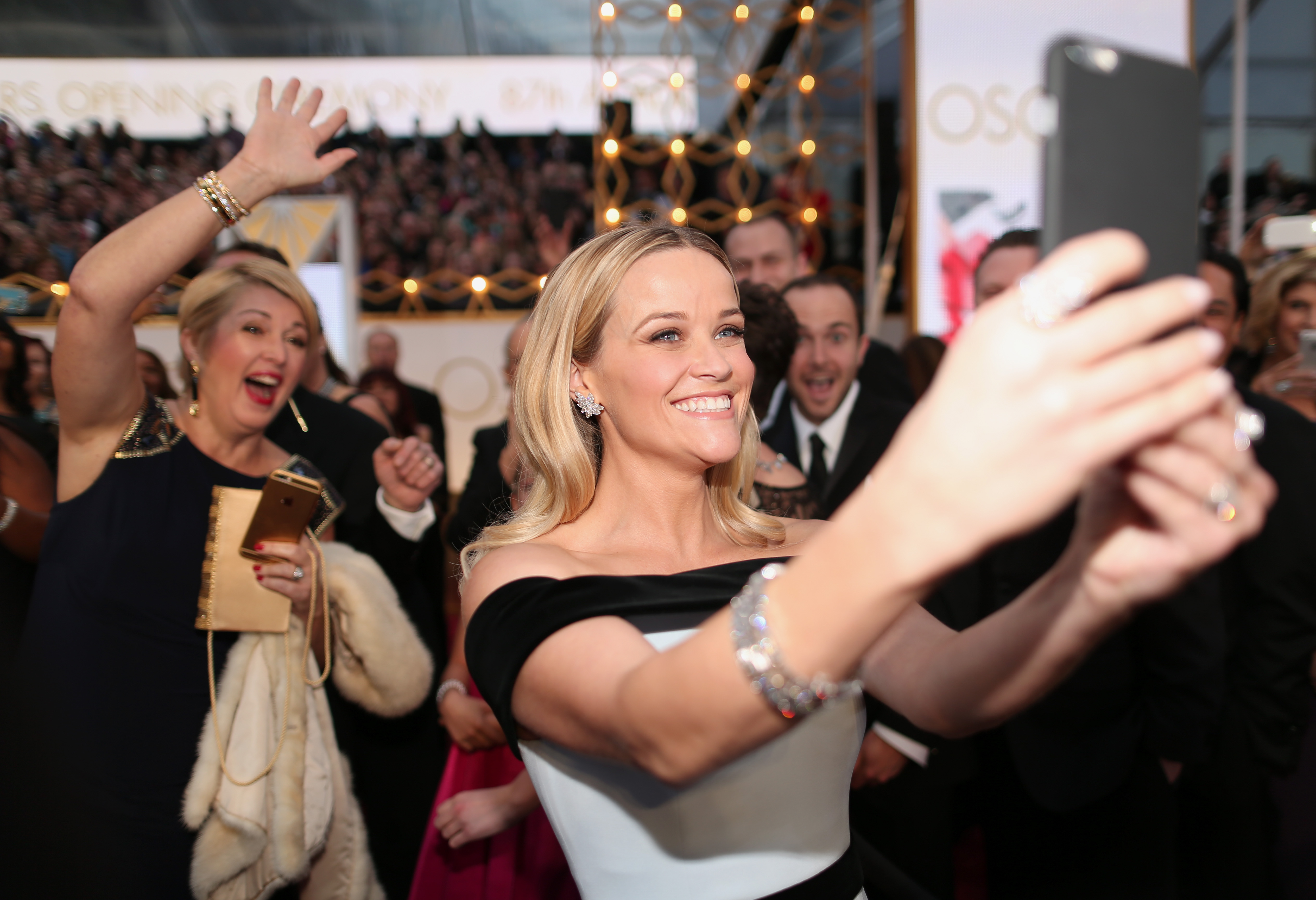 Reese Witherspoon takes a selfie