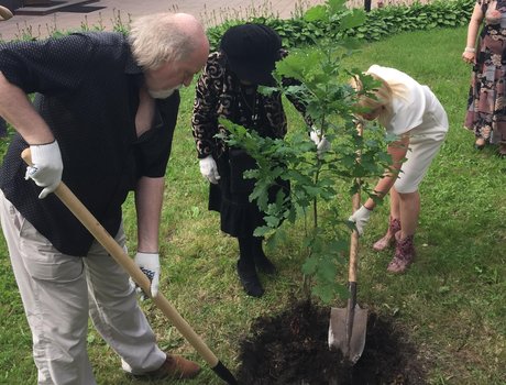 Peter Donohoe planting a tree