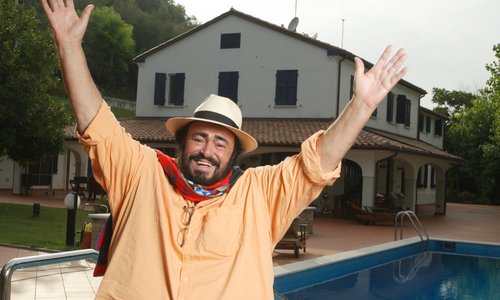 Luciano Pavarotti relaxes at the Villa Di Pesaro