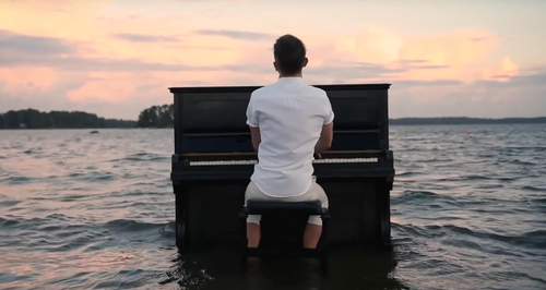 Virtuosic pianist plays Moana in sea